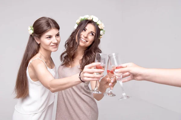 Atractivas Mujeres Felices Divirtiéndose Brindando Con Copas Champán —  Fotos de Stock