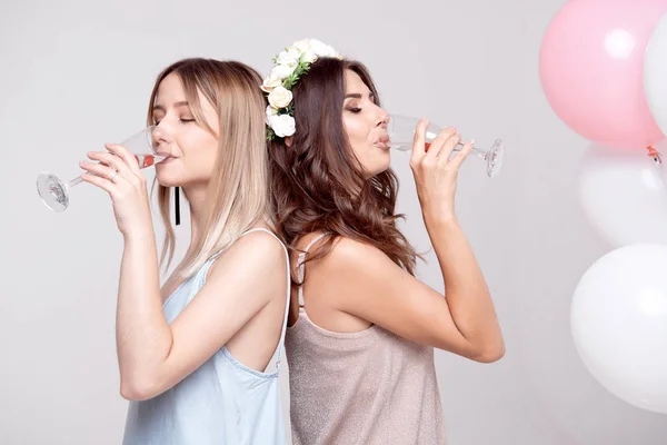 Женщины Веселятся Тостуют Бокалами Шампанского — стоковое фото