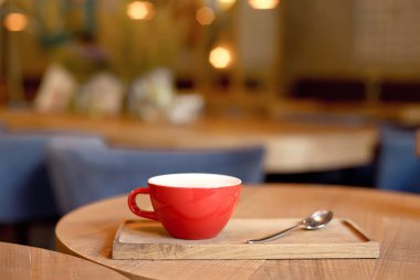 arka plan üzerinde ahşap tepsi üzerinde kahve fincan bulanık modern café iç 