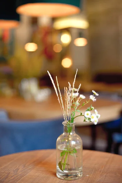 Dekorative Flaschenvase Mit Blumen Auf Dem Tisch Modernen Interieur — Stockfoto