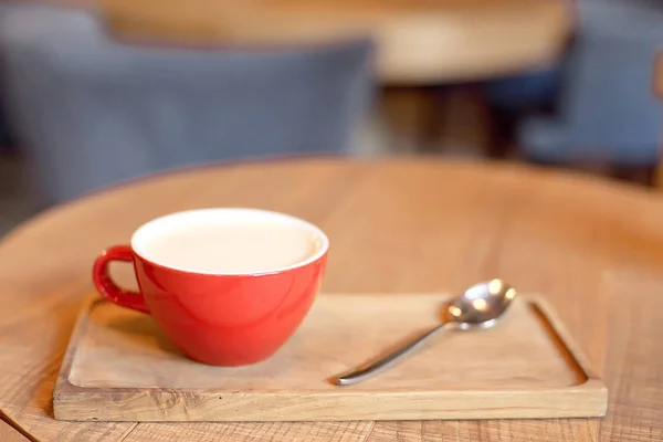 Tazza Caffè Vassoio Legno Sfondo Interno Caffè Moderno Sfocato — Foto Stock