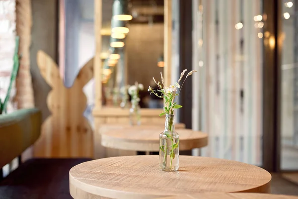 Dekorative Flaschenvase Mit Blumen Auf Dem Tisch Modernen Interieur — Stockfoto