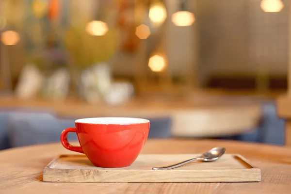 Tazza Caffè Vassoio Legno Sfondo Interno Caffè Moderno Sfocato — Foto Stock