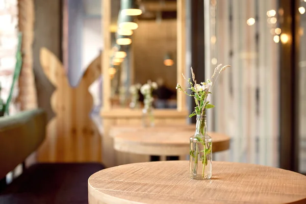 Dekorative Flaschenvase Mit Blumen Auf Dem Tisch Modernen Interieur — Stockfoto