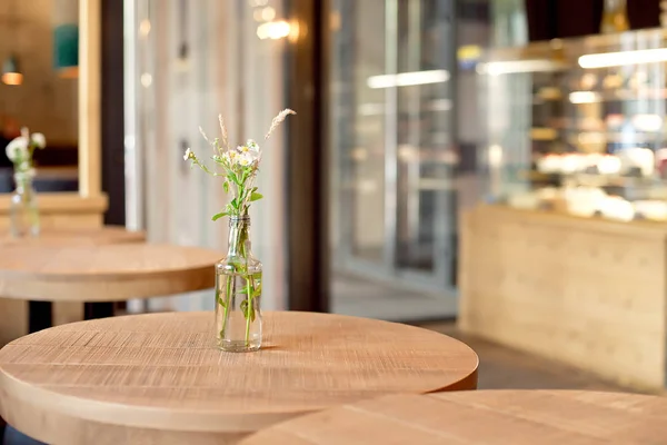 Dekorative Flaschenvase Mit Blumen Auf Dem Tisch Modernen Interieur — Stockfoto
