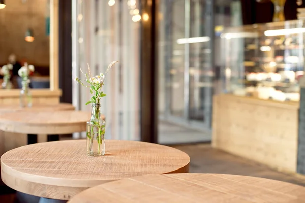 Vaso Garrafa Decorativo Com Flores Mesa Interior Moderno — Fotografia de Stock