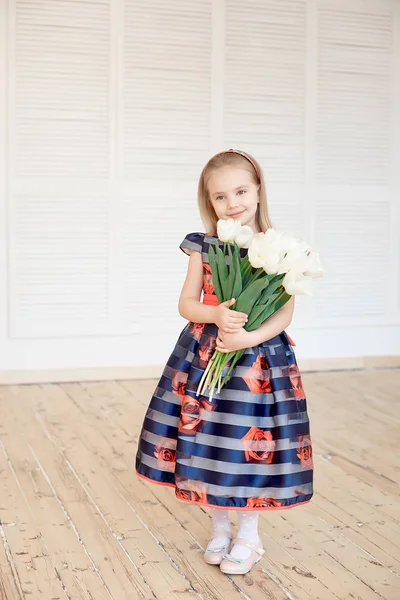 Bonito Pequena Menina Sorridente Vestido Colorido Com Buquê Casa — Fotografia de Stock
