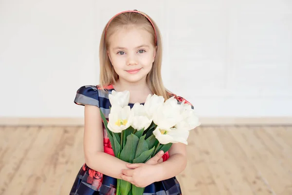 Ładna Dziewczynka Uśmiechający Się Kolorowe Suknia Bukiet Stojąc Domu — Zdjęcie stockowe