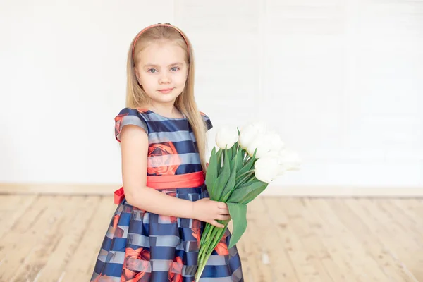 Портрет Маленької Усміхненої Дівчинки Тримає Букет Білих Тюльпанів Позуючи Вдома — стокове фото