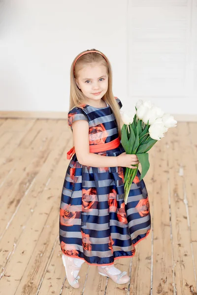 Porträt Eines Kleinen Lächelnden Mädchens Mit Einem Strauß Weißer Tulpen — Stockfoto