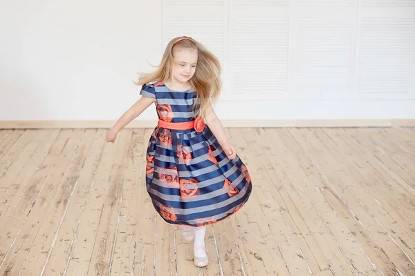 Atractiva Niña Vestido Colorido Girando Interior Mientras Admira Nuevo Vestido —  Fotos de Stock