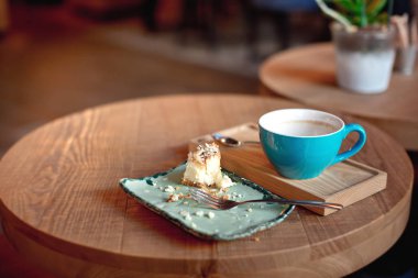 mavi kupa kahve ve pişmiş meyve pasta ahşap tepsi