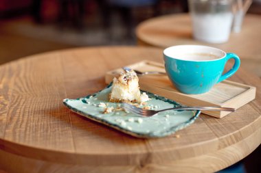  mavi kupa kahve ve pişmiş meyve pasta ahşap tepsi