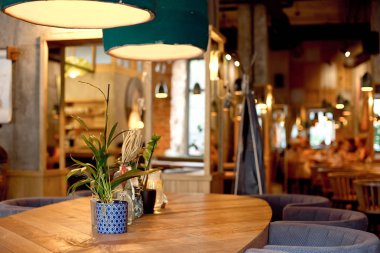 Modern loft tarzı kafe iç sıcak renkler