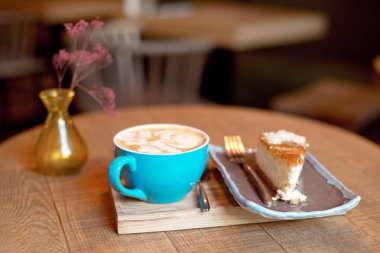 kahve mavi Kupası ve pişmiş meyve pasta modern café iç ahşap tepsi