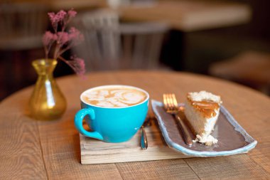 kahve mavi Kupası ve pişmiş meyve pasta modern café iç ahşap tepsi