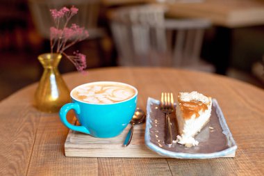  kahve mavi Kupası ve pişmiş meyve pasta modern café iç ahşap tepsi