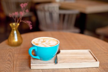 Mavi kahve fincanı bulanık modern café iç ahşap tablo