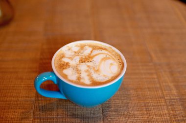 Mavi Kahve Kupası tahta masada yakın çekim 