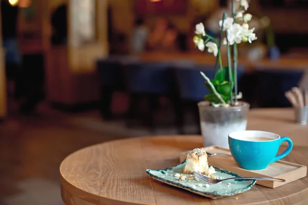 Blaue Tasse Mit Kaffee Und Gebackenem Obstkuchen Auf Holztablett — Stockfoto