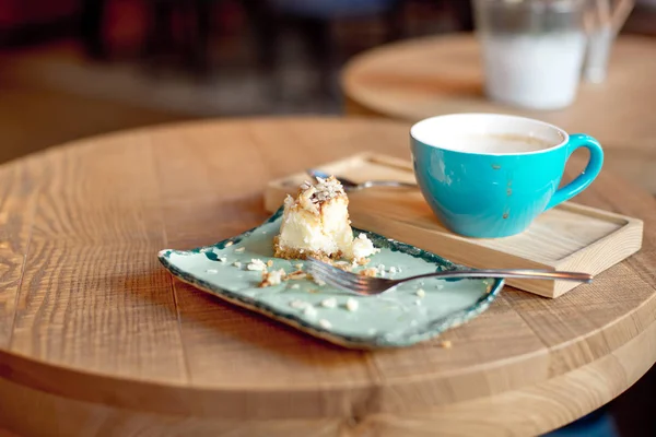  mavi kupa kahve ve pişmiş meyve pasta ahşap tepsi