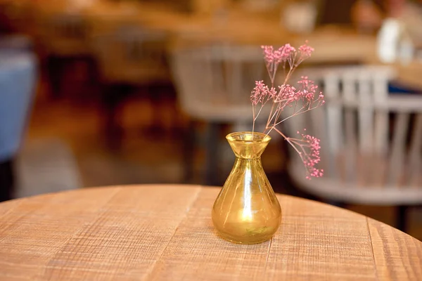Pequeño Jarrón Rústico Con Flores Mesa Cafetería — Foto de Stock
