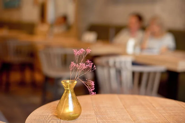 Pequeño Jarrón Rústico Con Flores Mesa Cafetería — Foto de Stock