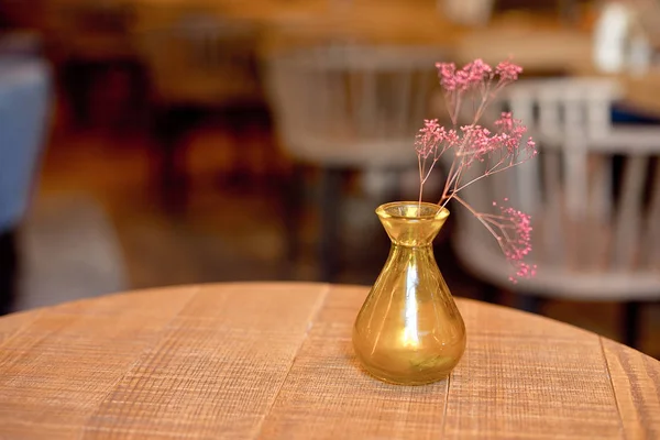 Pequeño Jarrón Rústico Con Flores Mesa Cafetería — Foto de Stock