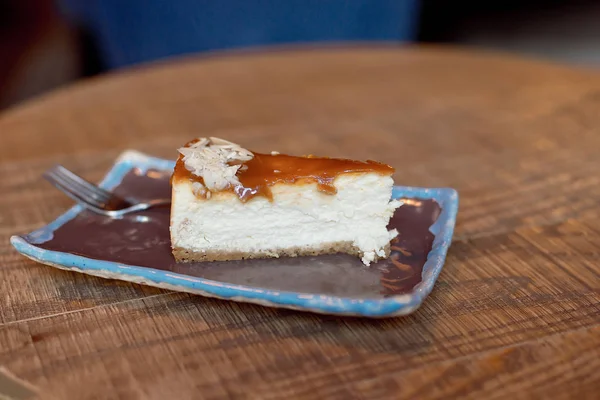 plaka üzerinde ahşap masa, lezzetli kremalı pastadan dilim ile yakın çekim