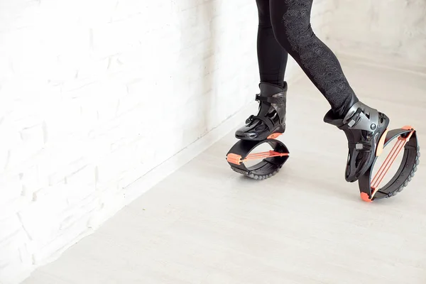 kangoo kadın bacaklarını açıp Close-up çizmeler kapalı atlar