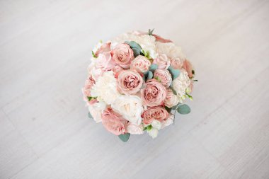 yakın çekim zarif buket gül diathus karanfil bohemia chrysantemum açık renkli Kapalı Tarih ile.