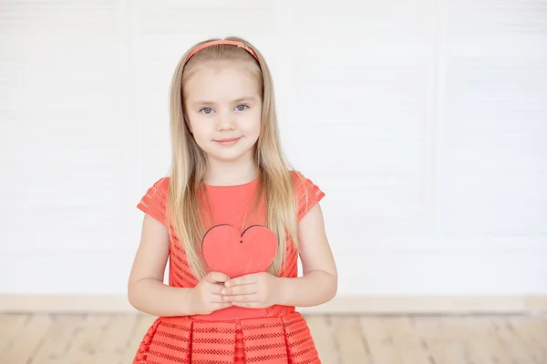 Joven Niña Rubia Usando Vestido Largo Sin Mangas Sosteniendo Corazón —  Fotos de Stock