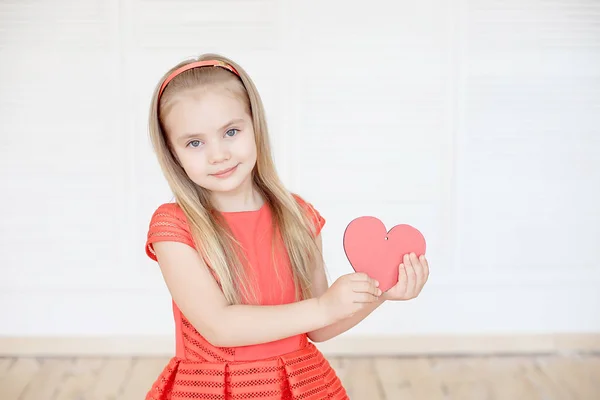 Молодая Блондинка Длинном Платье Рукавов Держит Красное Картонное Сердце Помещении — стоковое фото