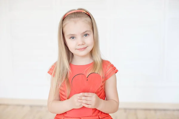 Junges Kleines Blondes Mädchen Einem Langen Ärmellosen Kleid Mit Rotem — Stockfoto