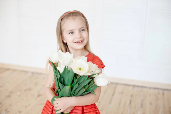 Retrato Criança Menina Sorridente Vestido Vermelho Segurando Buquê Tulipas Brancas — Fotografia de Stock