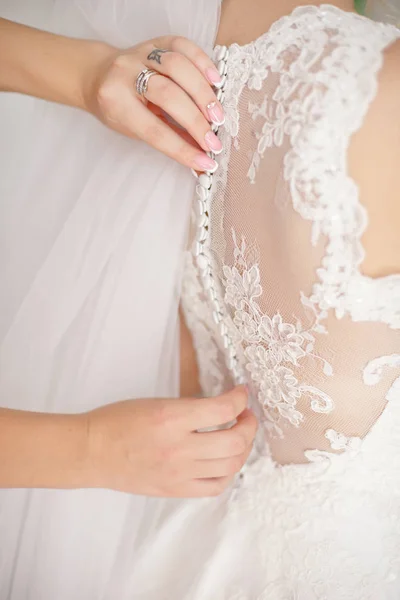 Zbliżenie Kobiecych Rąk Pasie Kobieta Ubrana Suknię Ślubną Trzymając Ręce — Zdjęcie stockowe