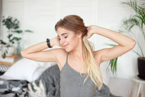 Jonge Aantrekkelijke Slaperig Vrouw Wakker Met Een Stuk Zittend Confort — Stockfoto