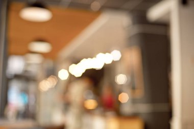 Kahve dükkanı veya kafe arka plan olarak kullanmak için bokeh ışıkları ile bulanık görüntü.