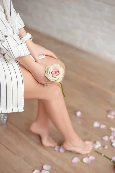 Spa Beauty Und Wellness Badezimmerkonzept Mit Frischen Rosenblättern Und Blumen — Stockfoto