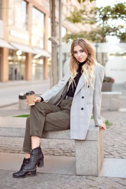 Beyaz moda kadın ile vitrin vitrinler sokakta açık havada oturup kahve kahve molası sırasında bir dinlenme var.