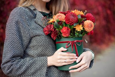 Yakın çekim çiçek-box kadın elinde düğün, kutlama, Doğum günü, olay için bir hediye kavram olarak çiçek teslimat, sürpriz.