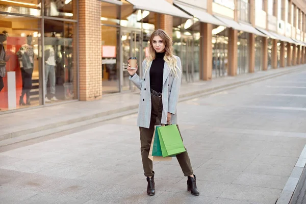 Linda Joven Mujer Moda Con Bolsas Compras Pie Cerca Escaparates —  Fotos de Stock