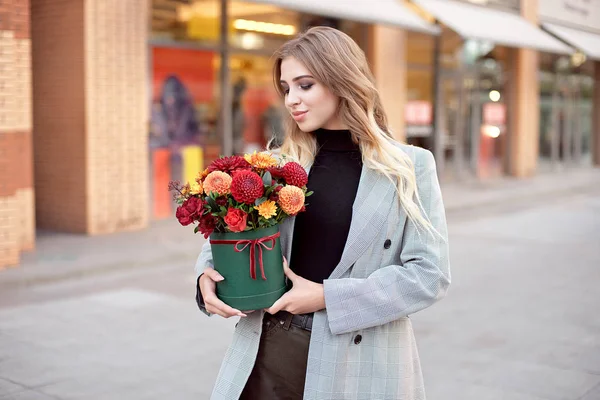 Çiçek Box Mutlu Gülümseme Ile Tutarak Vitrin Vitrinler Yakınında Sokakta — Stok fotoğraf