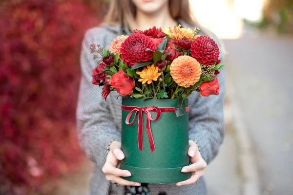 Caja Flores Primer Plano Manos Mujer Como Concepto Regalo Para — Foto de Stock