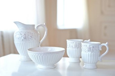 Beyaz seramik mutfak gereçleri, yemekleri büyük parlak oda pencere infront beyaz tablo kümesi