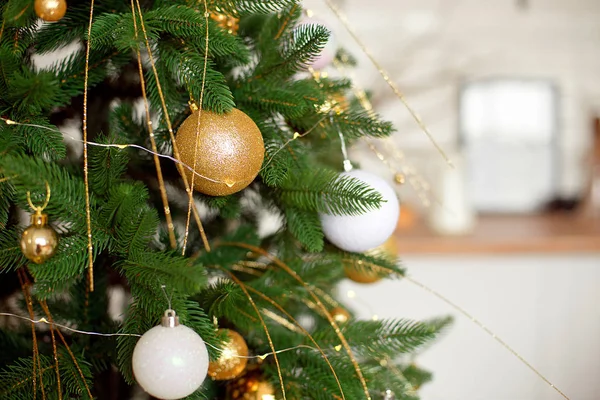 Noel ağacı dalları topları dekorasyon yılbaşı bokeh ışıklar açık arka plan.