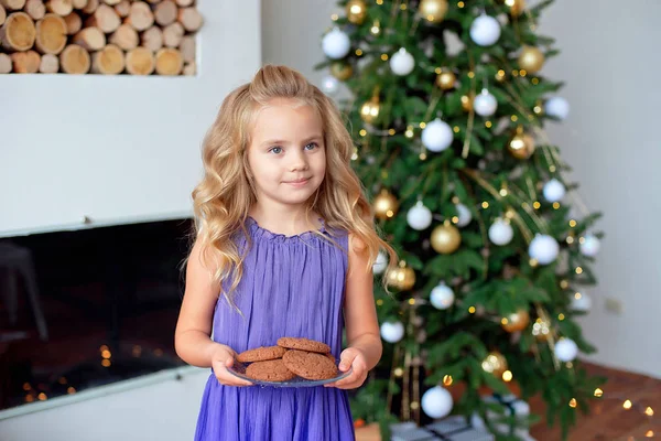 Una Niña Con Pelo Rubio Preparó Golosinas Para Santa Fondo —  Fotos de Stock