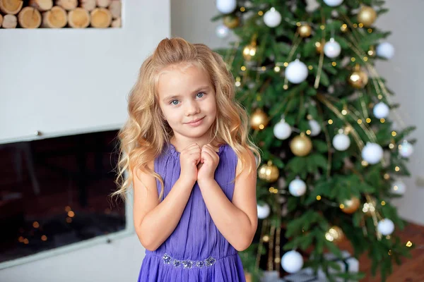 Menina Feliz Vestido Luxo Roxo Mantém Mãos Perto Luzes Coloridas — Fotografia de Stock