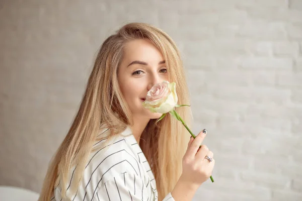 Close Jonge Kaukasische Vrouw Met Boeket Van Bloemen Kijkt Door — Stockfoto