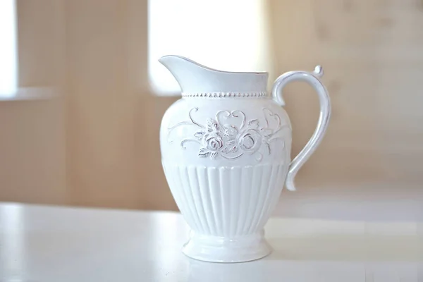 Kendi Keramik Putih Besar Atas Meja Ruangan Besar Yang Cerah — Stok Foto